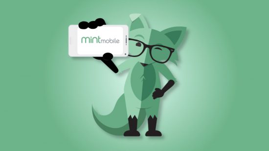 3 meses-mint-mobile-plan Planos móveis da Mint: a Raposa móvel da Mint segurando um telefone com o logotipo da empresa