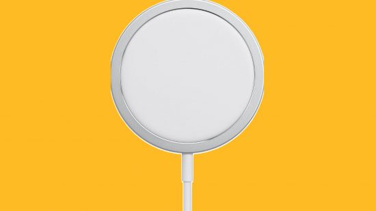 Melhor cabeçalho de cabo de carregamento do iPhone mostrando um círculo branco na extremidade de um cabo em um fundo amarelo manga.