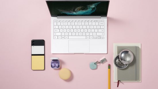 Preço do telefone Samsung Flip - um telefone Samsung Flip em uma mesa ao lado de um laptop e estacionário