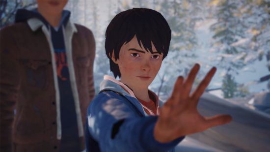 jogos de escolha Life is Strange jogos escolhidos Life is Strange - um garoto levantando a mão em uma floresta nevada