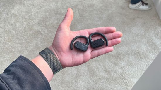 melhor-de-ifa-2023-3 O melhor cabeçalho da IFA 2023 mostrando: O JBL Soundgear Sense na palma da mão de alguém