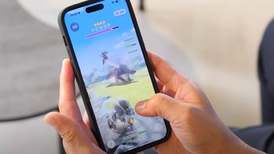 Entrevista Monster Hunter Now: um jogador toca em um jogador de telefone Monster Hunter Now