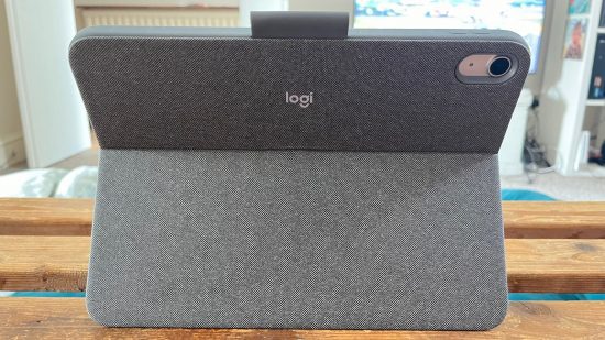 Cabeçalho dos teclados Logitech para iPad mostrando a parte de trás de uma capa de iPad e com a palavra 'Logi' nela.
