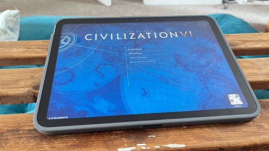 Cabeçalho dos teclados do iPad da Logitech mostrando um iPad em uma caixa cinza quase plano sobre um banco de madeira mostrando a tela inicial do Civilization VI.