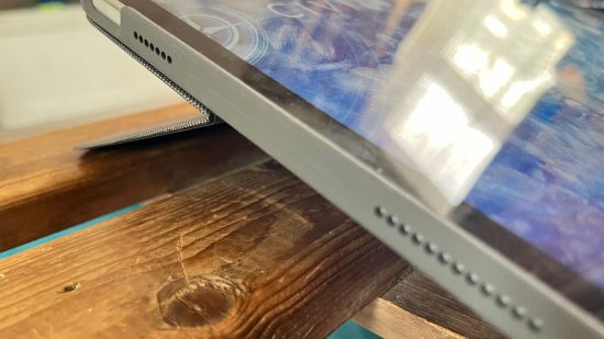 Cabeçalho dos teclados do iPad da Logitech mostrando um close da lateral de um iPad em uma caixa cinza em um suporte.