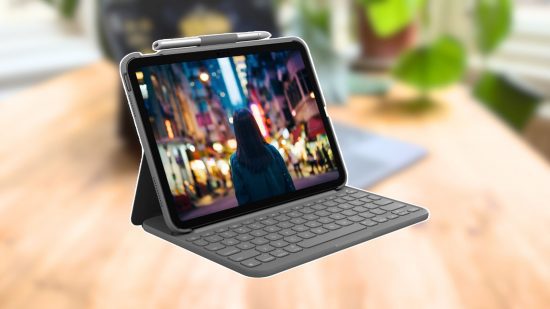 Cabeçalho dos teclados do iPad da Logitech mostrando um iPad em um case e um suporte conectado a um teclado, sentado em uma mesa de madeira em frente a um monte de plantas verdes.