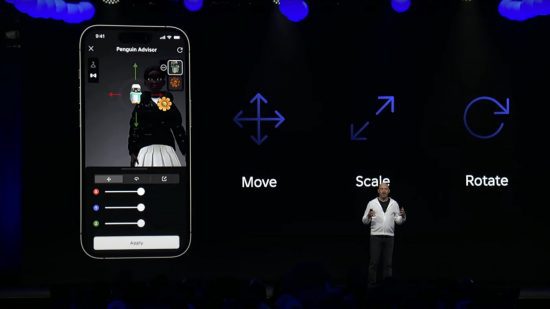 Orador principal do Roblox RDC 2023 no palco com um telefone na tela ao lado dele