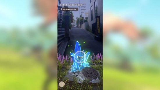 Análise do Monster Hunter Now: um afloramento de mineração é visível, com um prompt para tocar nele para que os usuários possam extrair minério