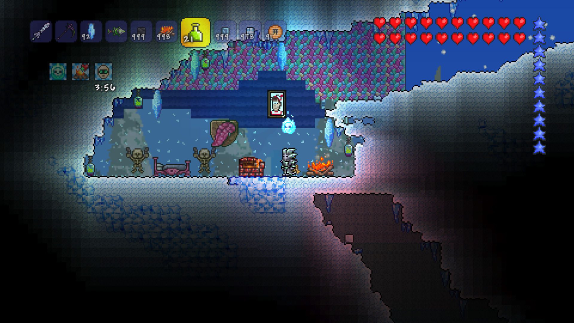 Uma captura de tela de uma sala de gelo subterrânea em Terraria
