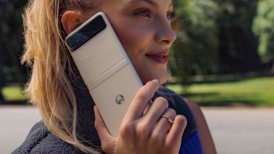 Cabeçalho da entrevista da Motorola Sudhir Chadaga mostrando uma mulher usando um telefone dobrável na cor creme.