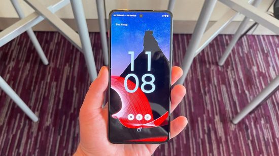 Cabeçalho da entrevista da Motorola Sudhir Chadaga mostrando um telefone com a hora 11h08 na mão de alguém.