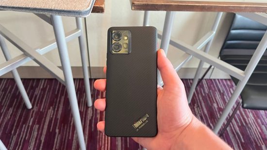 Cabeçalho da entrevista da Motorola Sudhir Chadaga mostrando um telefone na mão, parte traseira toda preta e duas lentes de câmera.