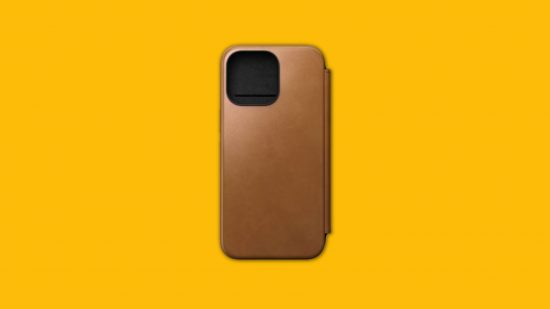 capa iphone 15 pro Nomad a melhor capa para iphone 15 pro Nomad: uma capa de couro marrom sobre fundo amarelo