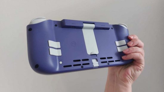 Uma vista traseira do deck CRKD Nitro em roxo