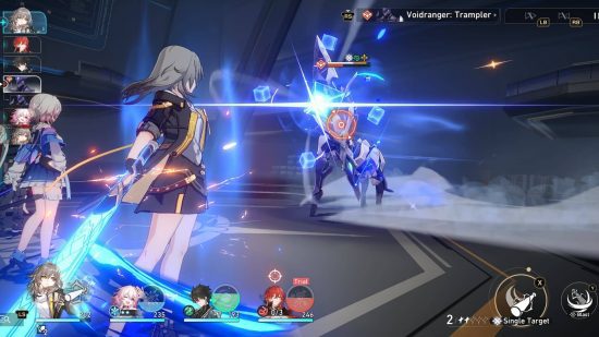 jogos como starfield (7) Jogos como Starfield: uma personagem feminina empunha uma espada contra um inimigo robótico