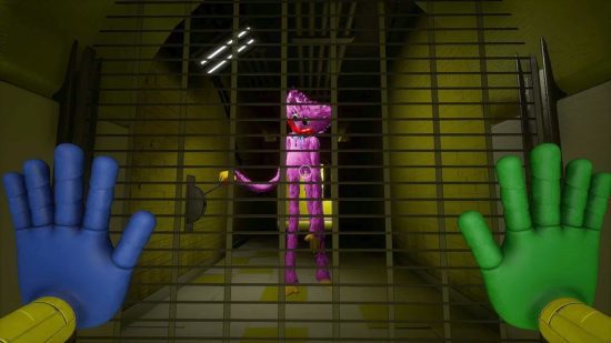 papoula-playtime-kissy-missy-1 Kissy Missy, de Poppy Playtime, puxando uma alavanca atrás de um portão