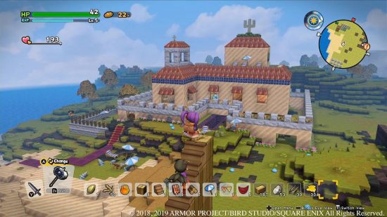 Jogos de construção de cidades: uma captura de tela de Dragon Quest Builders 2 mostra o personagem olhando para um grande edifício feito de blocos