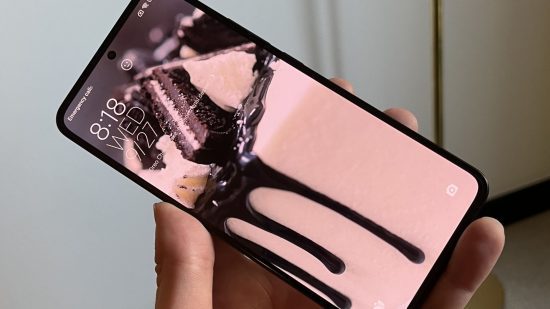 Foto para o review do Xiaomi 13T Pro com bolo na tela