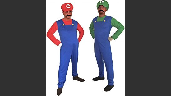 fantasias de mario e luigi Trajes de Mário e Lugi; dois homens de macacão, camiseta e um chapéu, com as mãos na cintura. O da esquerda está com camiseta e chapéu vermelhos, o outro está com camiseta e chapéu verdes.