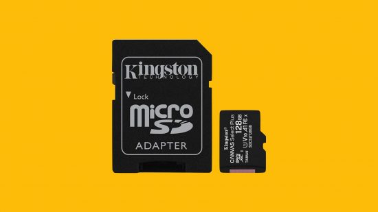 micro-sd-card-switch-2 Interruptor de cartão Micro SD - um cartão micro SD e adaptador em um fundo amarelo-manga. Ambos são pretos com a marca Kingston.