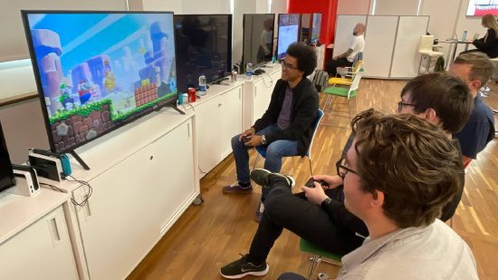 super-mario-bros-wonder-review (1) Crítica de Super Mario Bros Wonder: Várias pessoas jogam Super Mario Bros Wonder