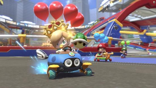 jogos de carros-mario-kart-8-deluxe A bebê Rosalina anda à deriva em um carrinho de bebê pelo parque infantil parecendo um bebê grande, em um dos muitos jogos de carros Mario Kart 8 Deluxe