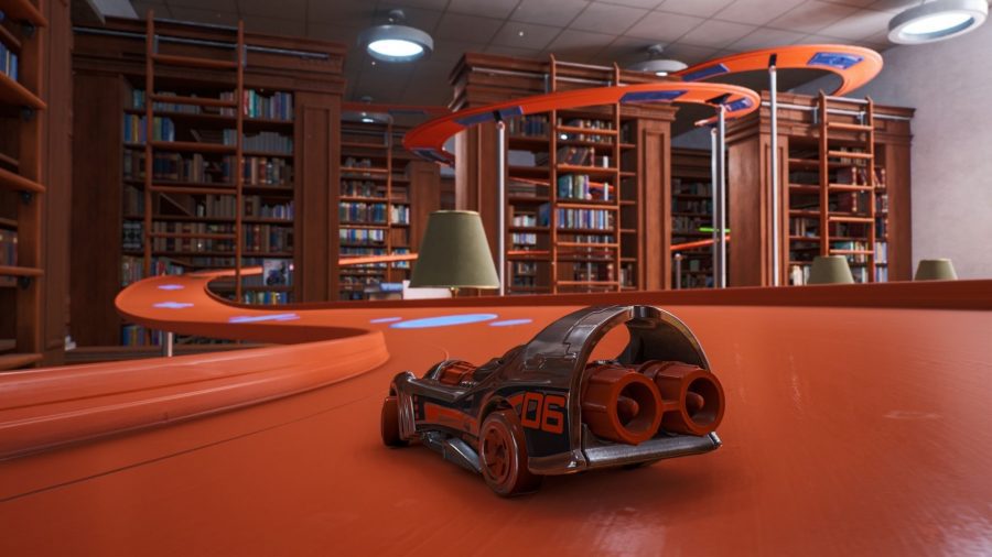 jogos de carros-hot-wheels-unleashed Um carro Hot Wheels circula por um circuito de brinquedos com muitos livros na estante, em um dos muitos jogos de carros Hot Wheels Unleashed