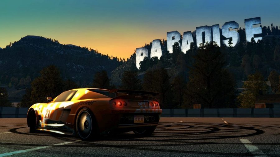 jogos de carros-burnout-paradise-remasterizado Um carro amarelo estacionado em frente a uma placa que diz