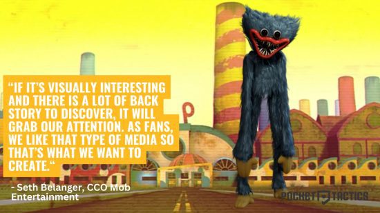 poppy-playtime-entrevista-pull-quote Citação da entrevista Poppy Playtime mostrando Huggy Wuggy na frente da fábrica