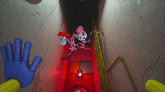 poppy-playtime-entrevista-3 Entrevista com Poppy Playtime - Mommy Long Legs pendurada em um teto segurando Poppy