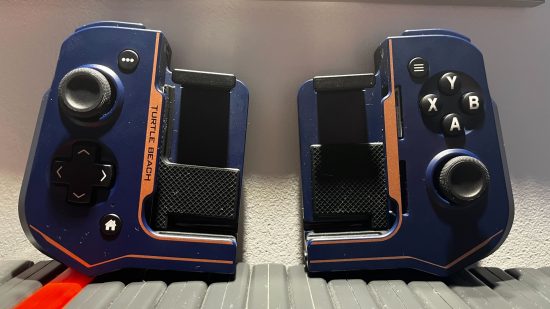 Turtle-beach-atom-controller-1 Controlador Turtle Beach Atom dividido em cima de uma fileira de jogos em frente a uma parede