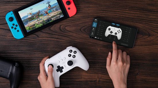 Revisão do controlador 8bitdo-ultimate (1) Análise do 8BitDo Ultimate Controller: uma visão de cima para baixo mostra um par de mãos usando o controlador 8BitDo Ultimate para Switch, enquanto também ajusta as configurações usando o Ultimate Software para iPhone