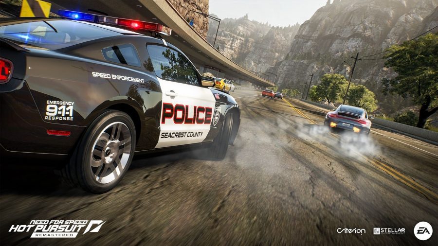 jogos de carros-need-for-speed-hot-pursuit-remasterizados Um carro da polícia persegue um carro esportivo em uma rodovia em um dos muitos jogos de carros Need for Speed Hot Pursuit