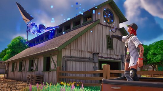 Fortnite-download-2 Download Fortnite: um personagem olha melancolicamente para um pássaro azul voando em frente a um grande celeiro.