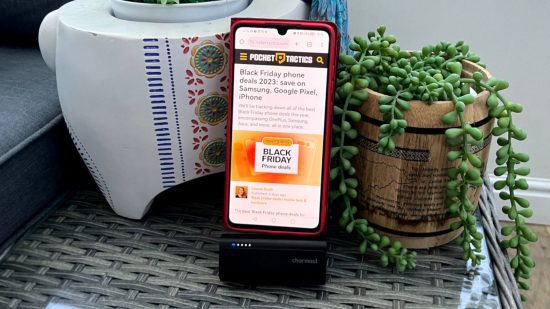 charmast-mini-power-bank-revisão-telefone Imagem personalizada do Charmast Mini Power Bank conectado a um telefone