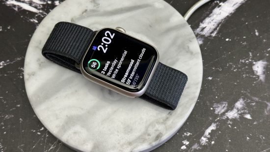 Imagem personalizada para análise do Apple Watch Series 9 com uma visão de cima para baixo do dispositivo mostrando notificações