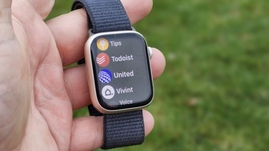 Imagem personalizada para análise do Apple Watch Series 9 mostrando aplicativos, incluindo o aplicativo United