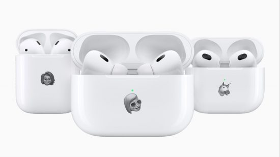 sexta-feira negra ofertas da apple airpods Ofertas da Black Friday Apple – três conjuntos de AirPods em caixas com um memoji na frente