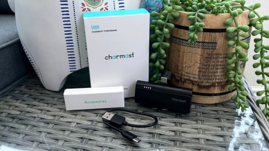 caixa de revisão charmast-mini-power-bank Imagem personalizada do Charmast Mini Power Bank ao lado da embalagem e do cabo de carregamento