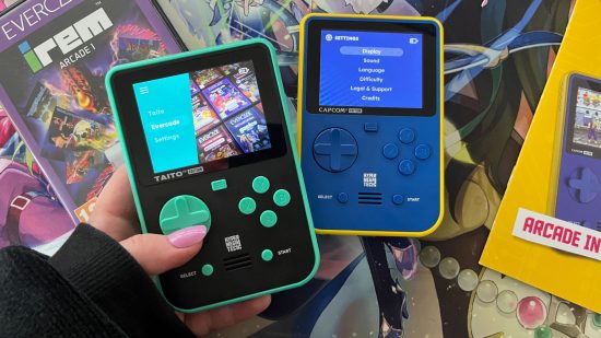 Análise do Super Pocket – uma foto minha segurando a Taito Edition mostrando a guia Evercade e a Capcom Edition mostrando o menu de configurações