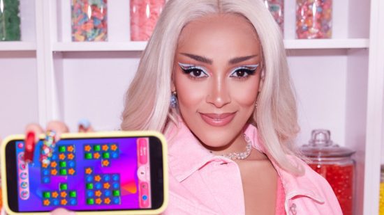 candy-crush-fenômeno-cultural-doja-cat Captura de tela do clipe cruzado de Doja Cat Candy Crush com Doja Cat segurando um telefone jogando um dos jogos
