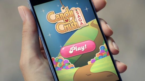 telefone-fenômeno-cultural-doces-crush Captura de tela de um anúncio do Candy Crush com alguém jogando no telefone
