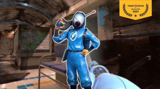 melhores indies de 2023 - Simulador PowerWash melhores indies de 2023 - O limpador do PowerWash Simulator vestindo um terno de borracha azul