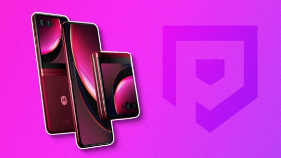 melhores telefones flip razr Os melhores telefones flip – um Motorola Razr Plus vermelho contra um fundo roxo com o logotipo Pocket Tactics