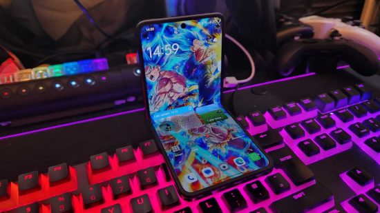 melhores telefones flip oppo-find-n2-flip Os melhores telefones flip – uma foto do Oppo Find N2 Flip meio aberto com o fundo em exibição