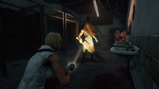 Silent Hill Switch - uma mulher aponta uma tocha para uma pessoa com uma pirâmide no lugar da cabeça