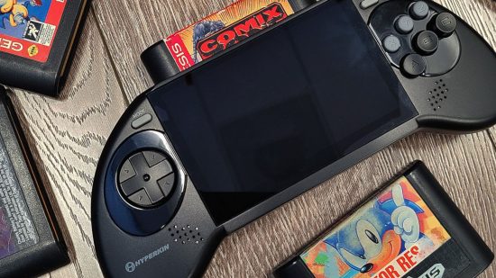 Imagem do Hyperkin Mega 95, um console portátil compatível com Sega Genesis e Mega Drive, ao lado de alguns cartuchos da Sega